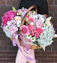 Композиция солнечный день в Каракулино Цветочная композиция из Розы, Хризантемы, Пионы и Лизиантусы в корзине в Каракулино