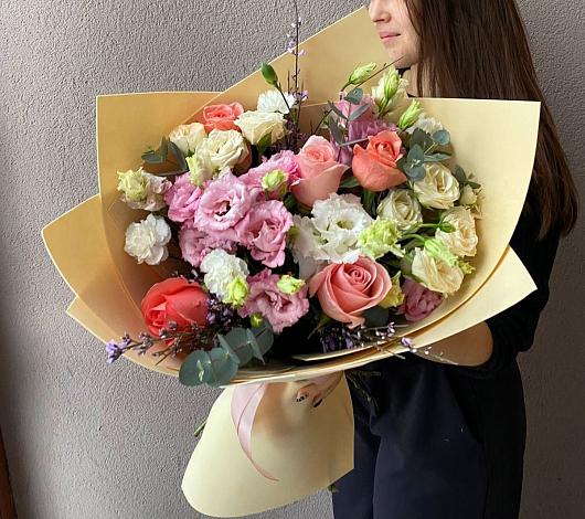 Букет цветов из: Розы, Лизиантусы и Гвоздики в Каракулино
